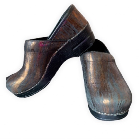 Dansko Shoes - EUC METALLIC DANSKO CLOGS